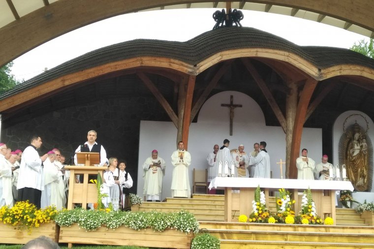 Székely ingben felolvasott román könyörgés a pápai szentmisén