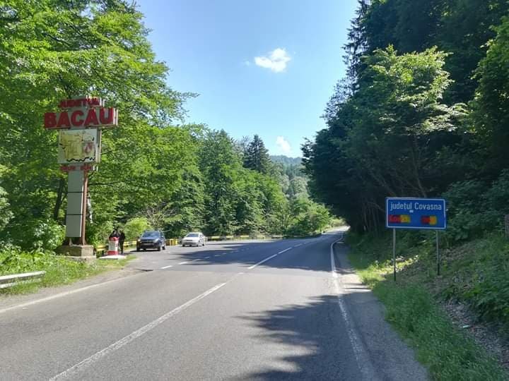 Fordított román trikolórral festették le a megyehatárt jelző tábla magyar feliratát