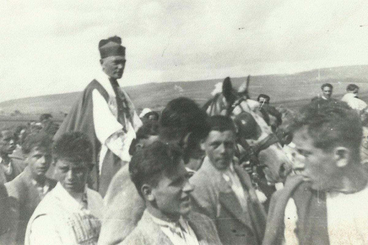 Hetven éve vonult be fehér lovon Márton Áron püspök Csíksomlyóra