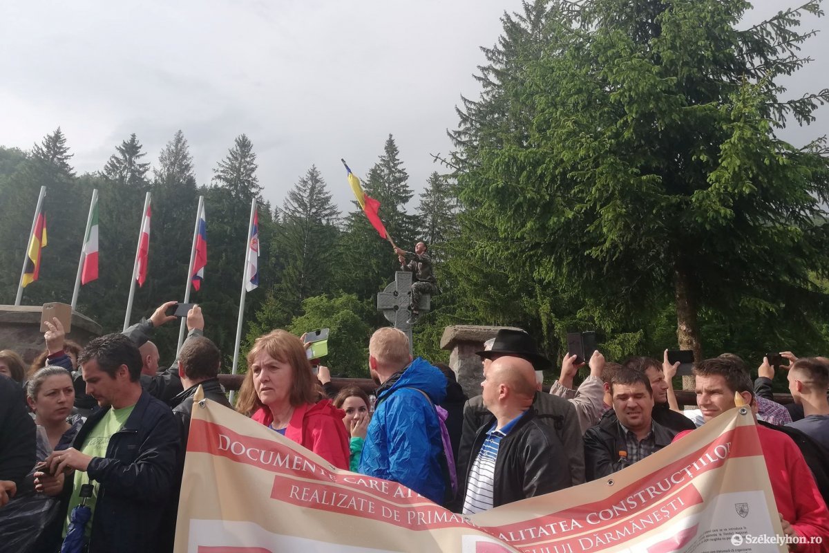 Elfoglalták az úzvölgyi sírkertet, ünnepeltek a románok
