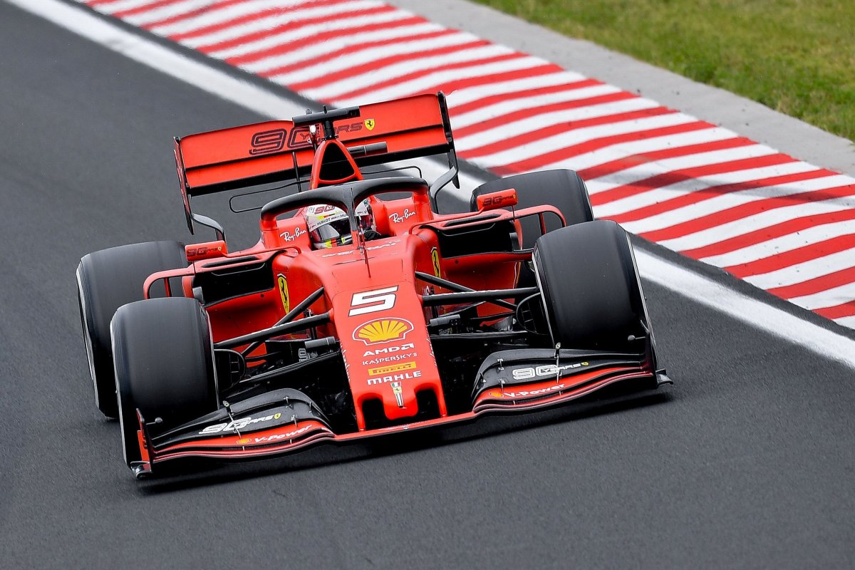 Forma 1: kettős Ferrari-siker Szingapúrban, egy év után nyert újra futamot Sebastian Vettel