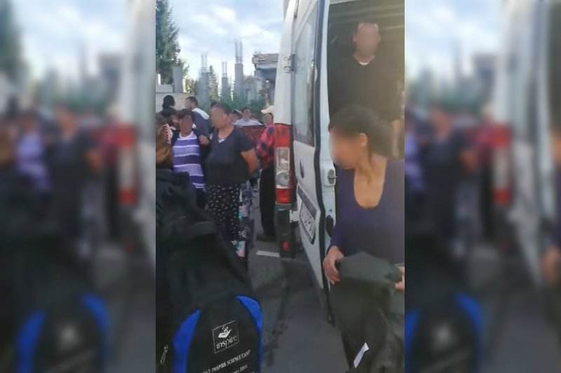 Negyvennyolcan utaztak egy furgonban – videó