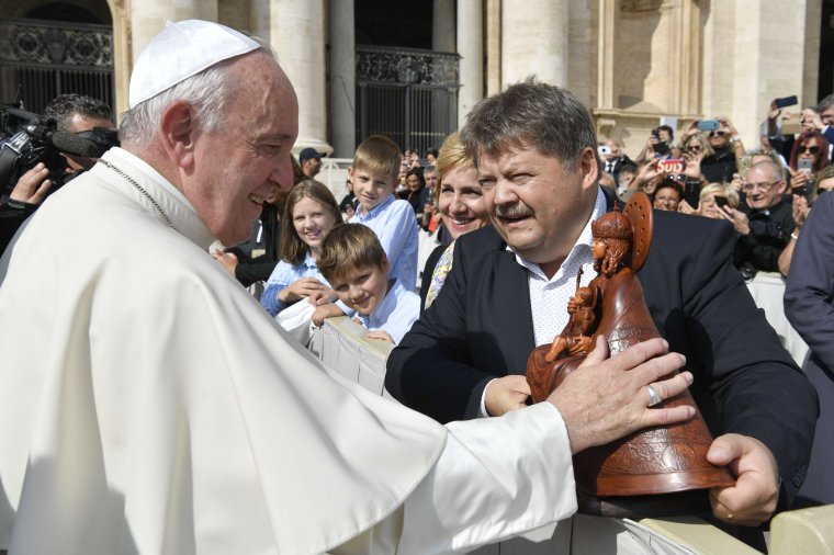 A csíksomlyói Szűz Máriát ábrázoló kerámiaszobrot adott ajándékba Szász Jenő Ferenc pápának