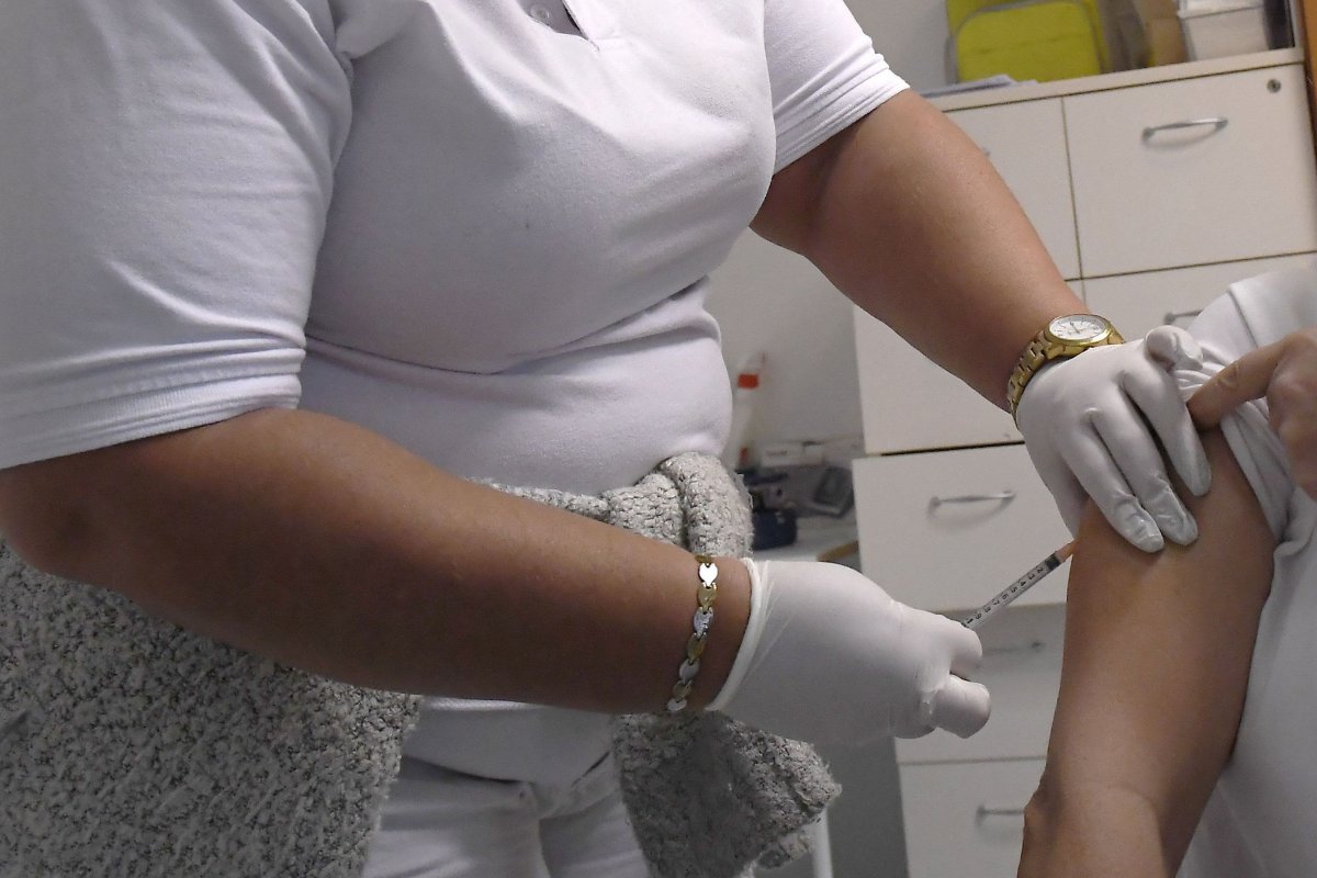 Elkezdődött a koronavírus elleni oltást beadó személyzet betanítása, tíz kórház alkalmazottai kapják meg először a vakcinát