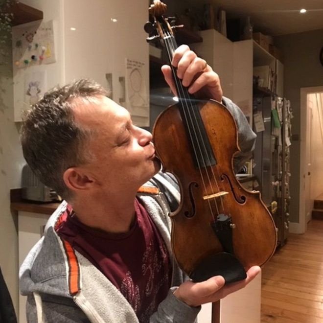 Visszakapta a vonaton felejtett, vagyont érő 310 éves hegedűjét a brit zenész