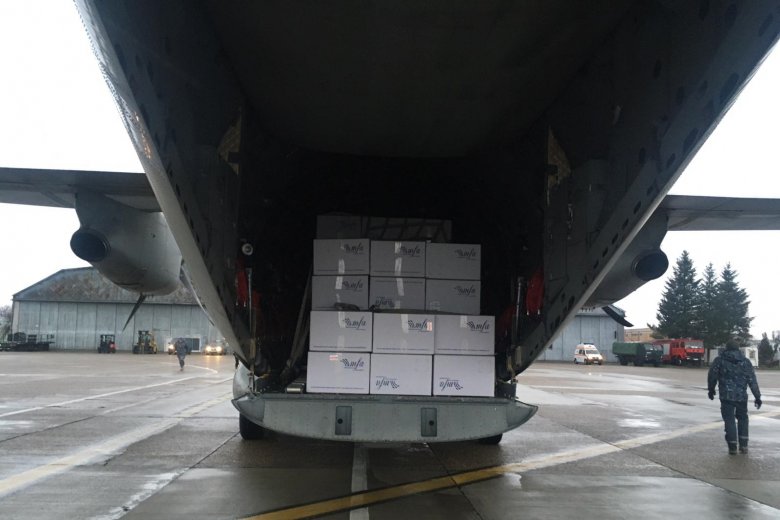 Koronavírus: százezer védőruhát tartalmazó szállítmány érkezett Dél-Koreából Bukarestbe