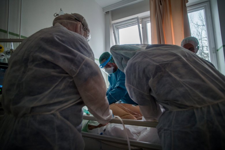 Nettó 2250 lej bérpótlékot kap 75 ezer romániai egészségügyi dolgozó