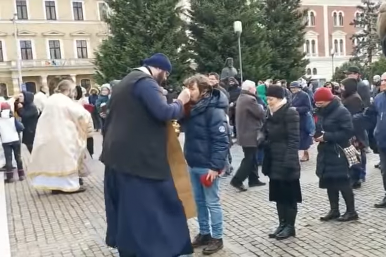 Ugyanazzal a kanállal áldoztatta híveit a pópa a kolozsvári ortodox katedrális előtt (videóval)