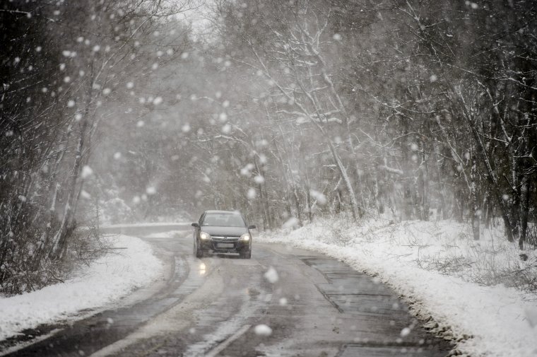 Ízelítő a télből: hóviharokra figyelmeztetnek, Erdély és a Bánság egy része is érintett