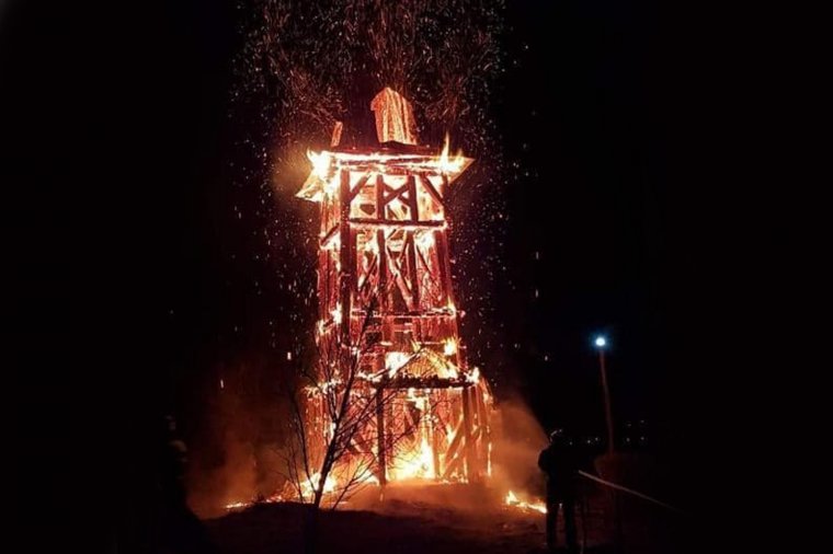 Leégett a református templom haranglába Héderfáján