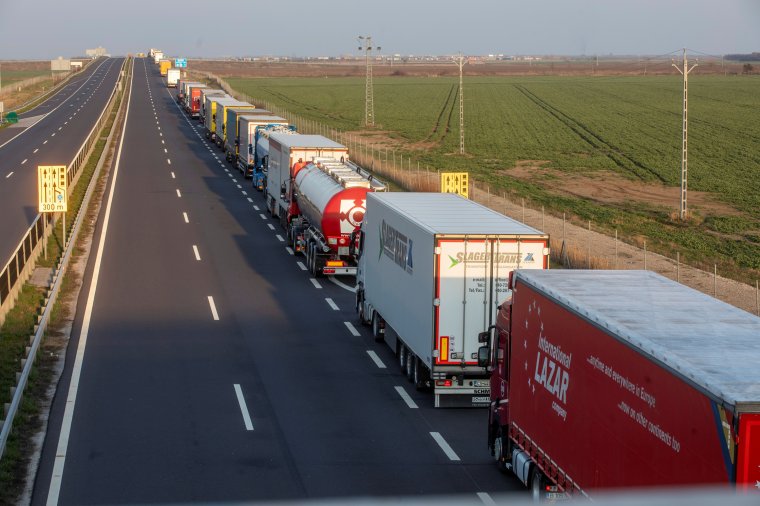 A húsvéti kamionstop után hosszú kamionsorok kígyóznak az Arad megyei határátkelőknél