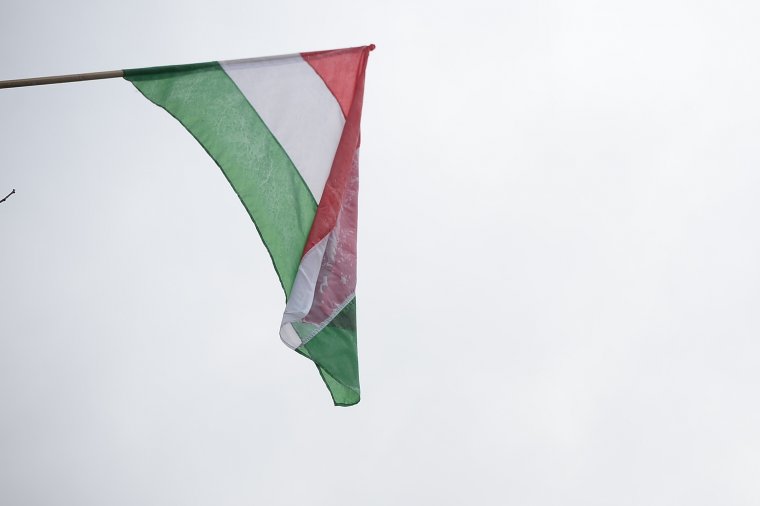 Újabb magyarellenes bosszúhadjárat Kárpátalján: zászlókat és feliratokat távolítottak el