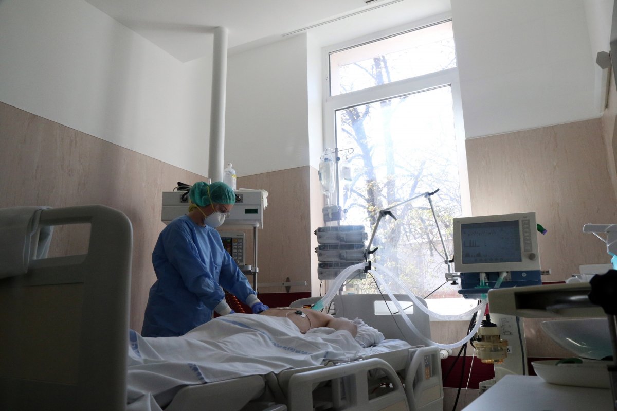 Koronavírus: egy hét alatt közel 19 százalékkal emelkedett a fertőzöttek száma, 331 személy vesztette életét Romániában