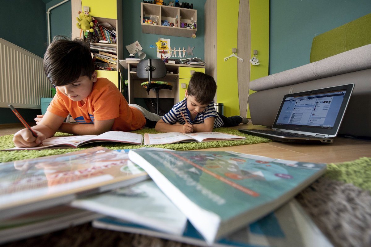 Jövő héttől indul a magyar nyelvű iskolatévé, leginkább vidéken nehézkes a digitális tanítás