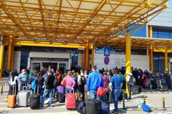 Miközben ezrek próbálnak kijutni Nyugat-Európába, a külügyminisztérium 330 román állampolgárt szállított haza