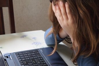 Egyre nagyobb veszélyt jelent az internetes zaklatás az online oktatás következtében