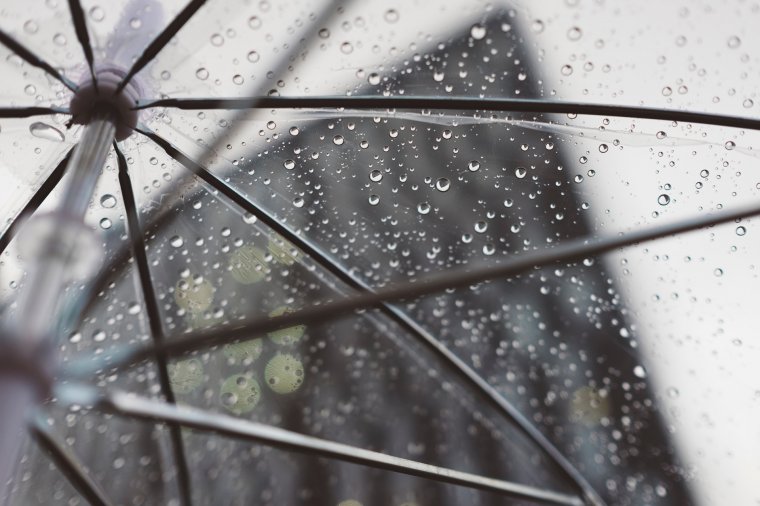 Több erdélyi megyében is szükség lesz esernyőre: zivatarokra figyelmeztetnek a meteorológusok
