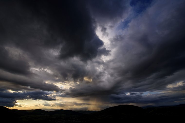 Viharos erejű szélre figyelmeztetnek a meteorológusok az ország tíz megyéjében