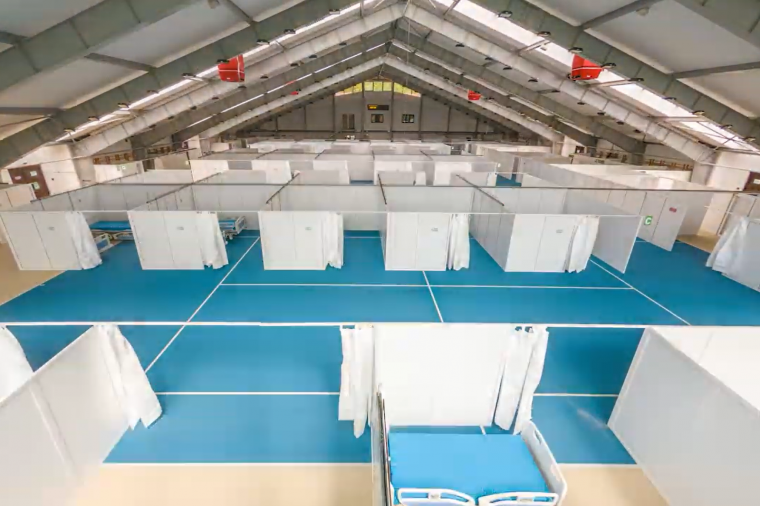 Ilyen lett a sportcsarnokból átalakított ideiglenes kórház – videó