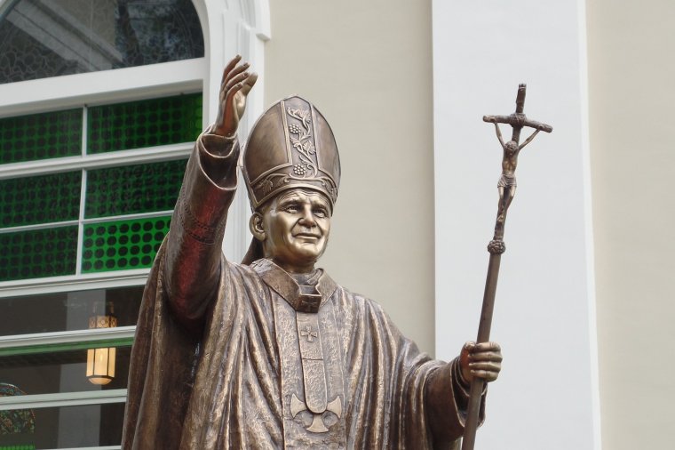 Száz éve született (Szent) II. János Pál pápa
