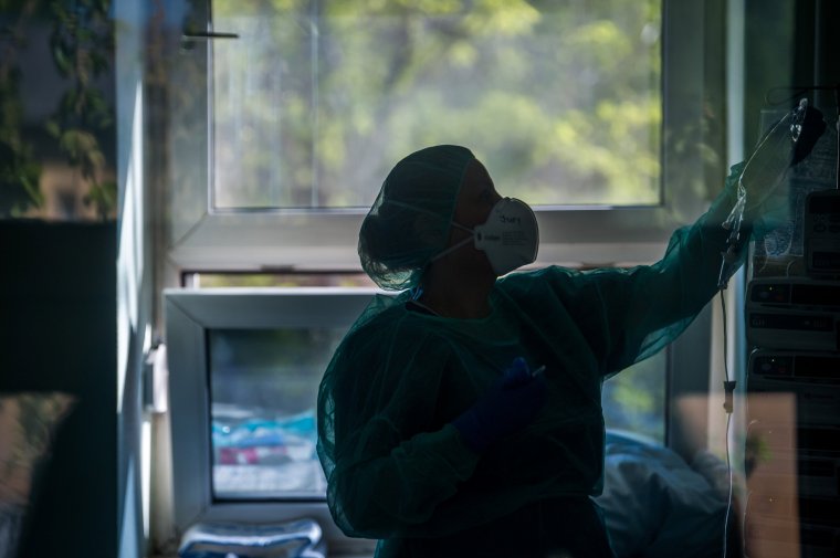 Meghalt egy Szeben megyei ápolónő, miután másodszor is megfertőződött az új koronavírussal
