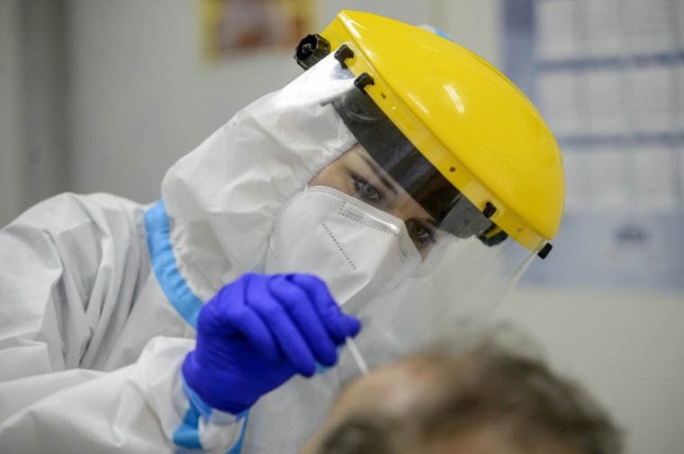 Ezer alá csökkent az új fertőzöttek száma Magyarországon, 27 személy halálát okozta a koronavírus