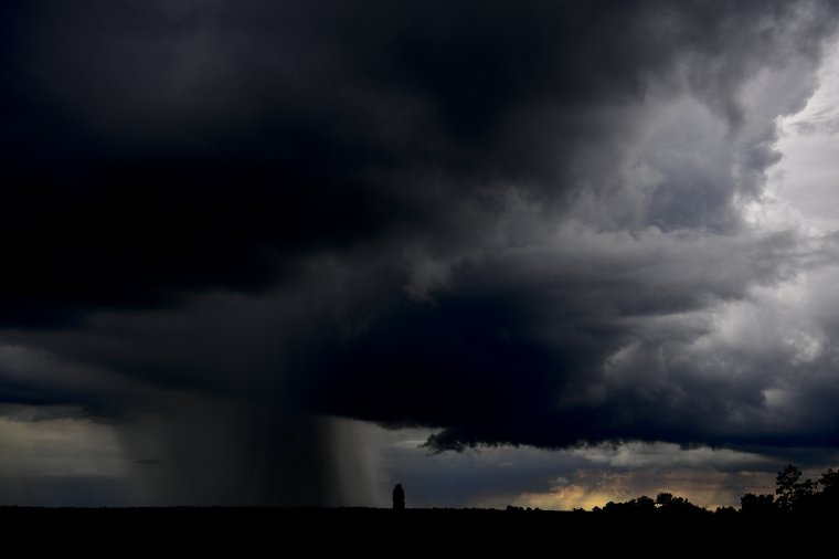 Felhőszakadásokra és viharos szélre figyelmeztetnek a meteorológusok több erdélyi megyében