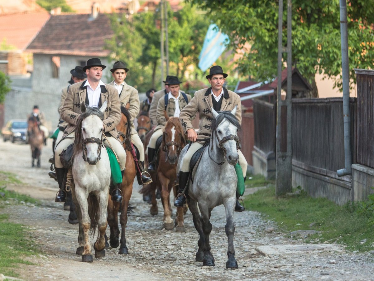 A lovas zarándokok bevárják egymást a falu központjában, hogy aztán együtt érjenek ki a zetelaki Lázra •  Fotó: Erdély Bálint Előd