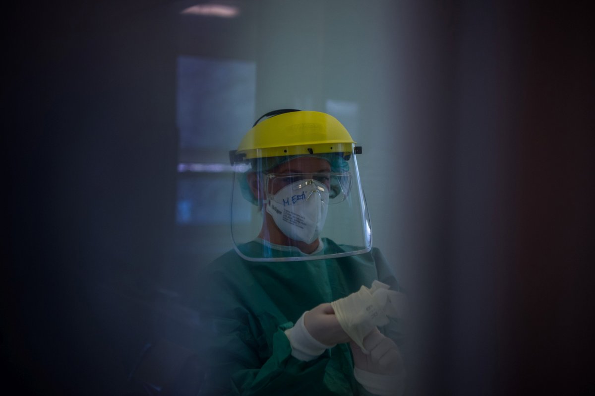 Az utólagos kiigazításokkal már több mint kétezerrel nőtt a koronavírus halálos áldozatainak száma Romániában