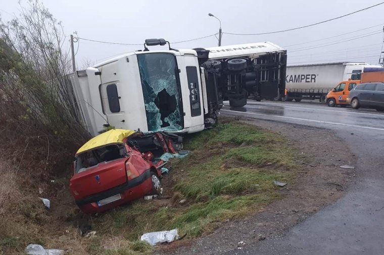 Feszítővágóval tudták kiszabadítani a teherautóval ütköző Dacia utasait