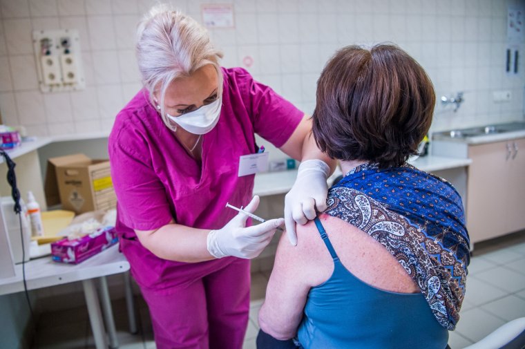 Több mint hétszáz személyt oltottak be koronavírus ellen kedden Romániában
