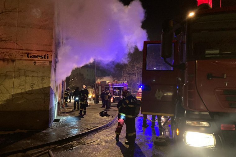 Tűz ütött ki egy tömbház földszintjén levő műhelyben