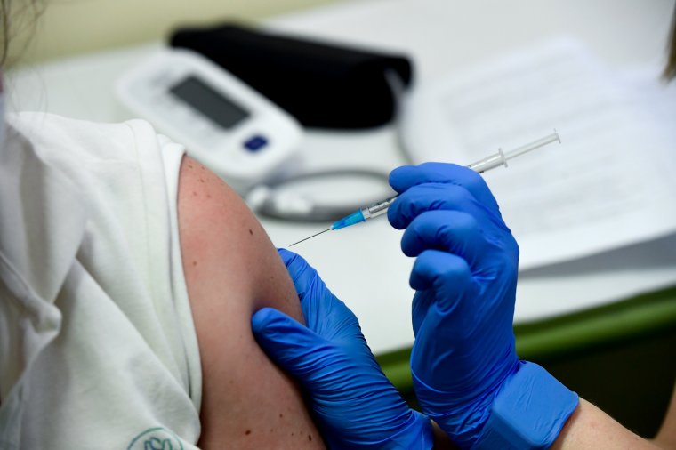 Vakcina hiányában felfüggeszti az első dózis beadását a madridi tartomány