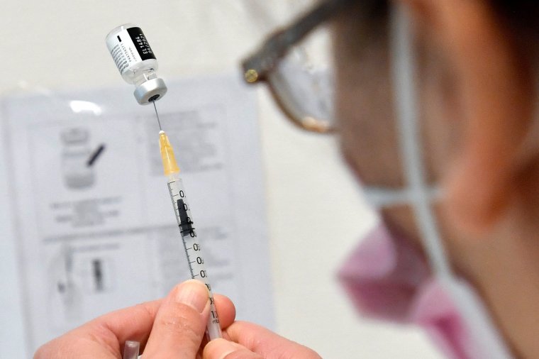 Ritka mellékhatás: arcizombénulást okozott egy román orvosnak a Pfizer-vakcina