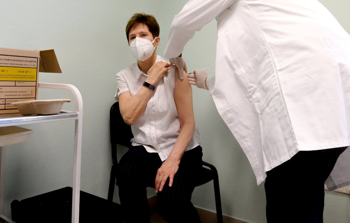 Magyarországon megkezdődött az egészségügyi dolgozók koronavírus elleni beoltása