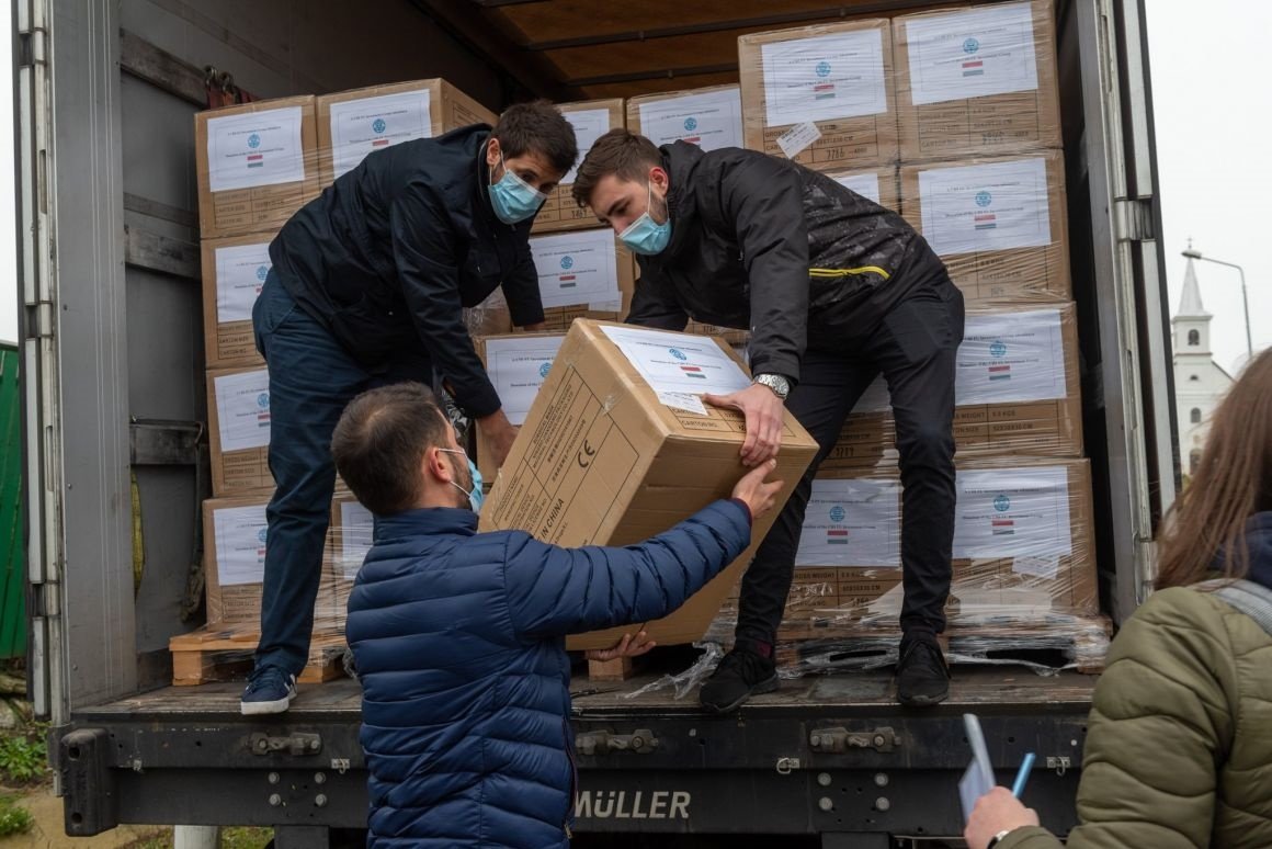 Újabb anyaországi segítség: közel 1,2 millió védőmaszk érkezett Erdélybe