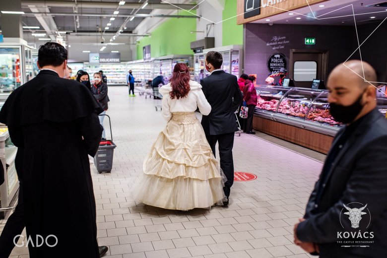  Esküvőt játszottak el egy szupermarketben, hogy felhívják a figyelmet a kettős mércére