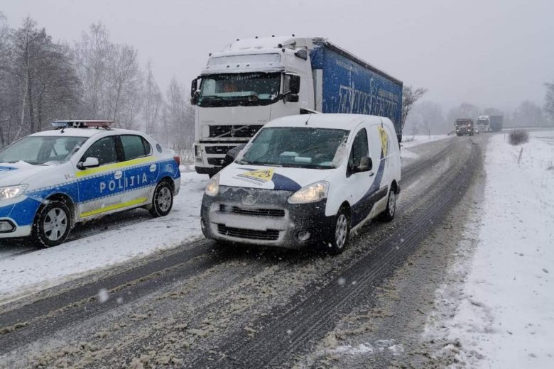 Több kamion is elakadt Hargita megyében a sűrű havazás miatt