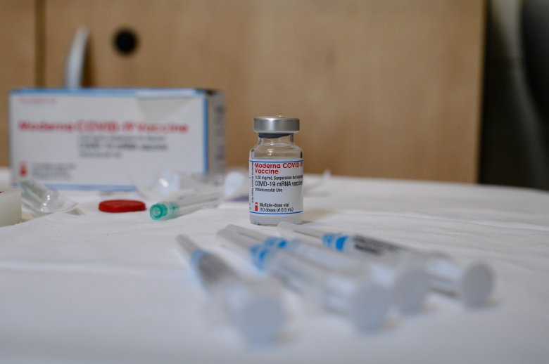 Bűnvádi eljárást indított a DNA a vakcinabeszerzés ügyében, a koordinátor Brüsszelre mutogat
