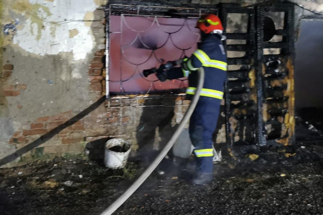 Beomlott a lángoló épület tetőzete, idős férfi vesztette életét
