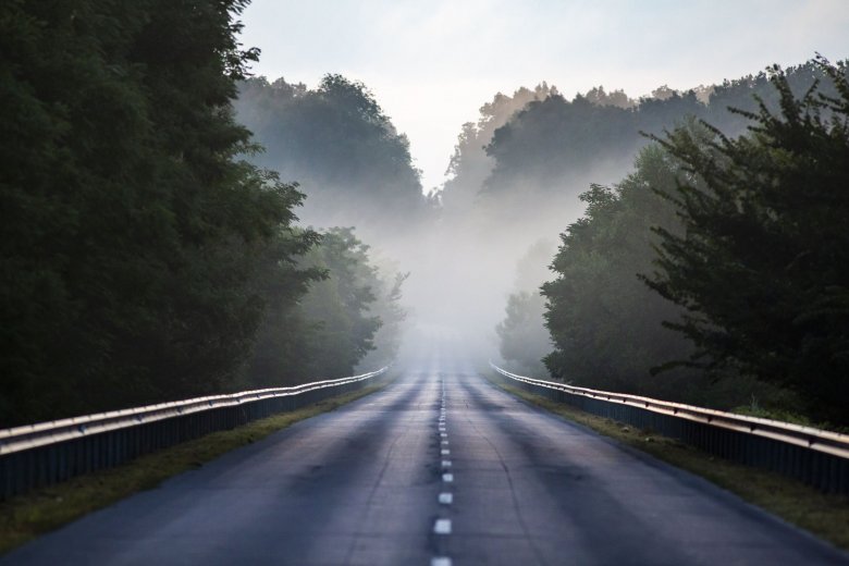 Óvatosan vezessünk! – köd csökkenti a látótávolságot a közutakon