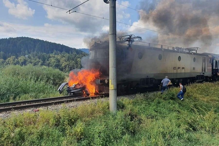 Tűzbe borult az autóval ütközött vonat