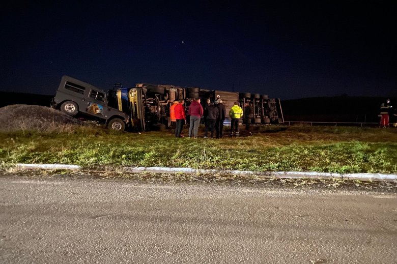 Baleset Székelyszentléleknél: felborult és elzárta az országutat egy kamion