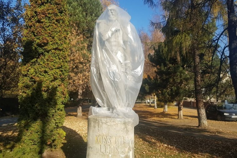 Ki és miért takarta le Kossuth Lajos szobrát?