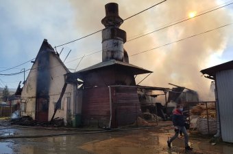 Lángokban egy műhely, Fenyédre vezényelték a környék tűzoltóit