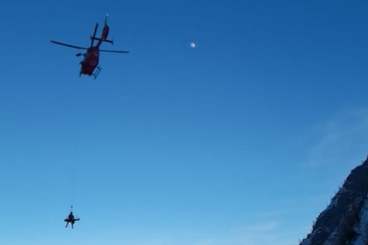 Mentőhelikopterrel szállították kórházba a szakadékba zuhant mászót