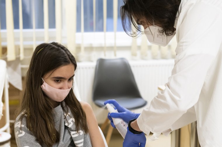 Közel nyolcezer 5 és 11 év közötti gyermek kapta meg eddig a koronavírus elleni oltás első dózisát