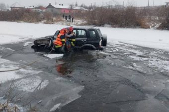 A jeges Marosba csúszott az autó, benne az anya és a hároméves gyermeke