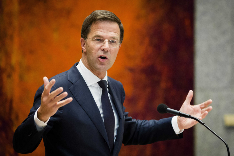 Belebukott a migrációval kapcsolatos vitába a holland koalíció és a miniszterelnök