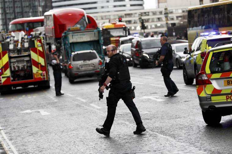 Autóval hajtottak a tömegbe, majd késsel támadtak egy rendőrre a londoni parlamentnél